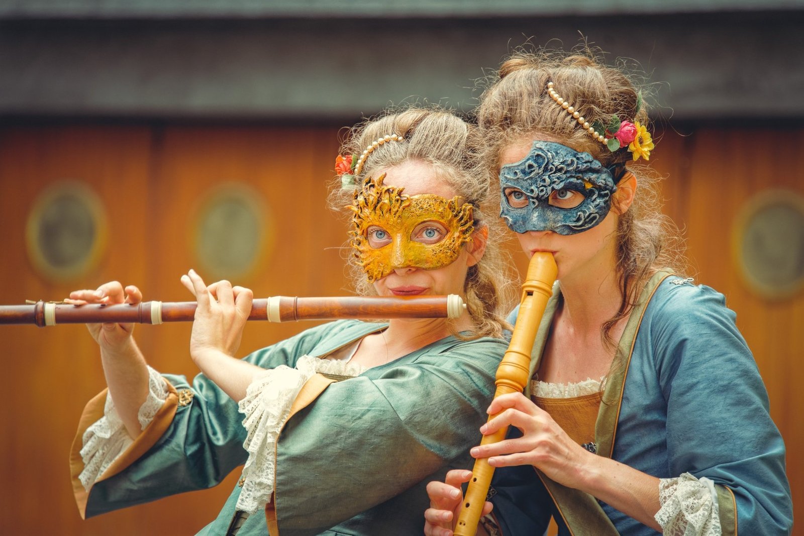 Deux artistes masqués lors d’une reconstitution
