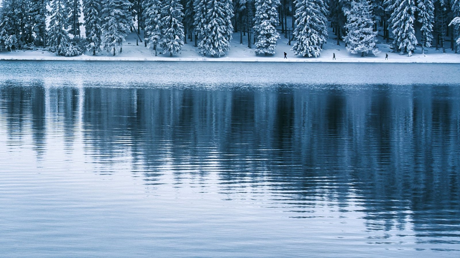 Lac de montagne en hiver