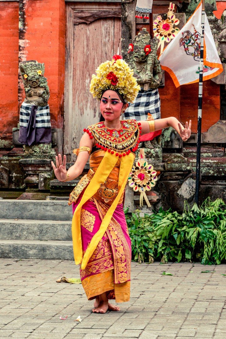 Danseur balinais en costume traditionnel